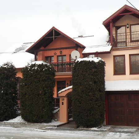 Dom Pod Tujami Bed and Breakfast Kraków Exteriör bild