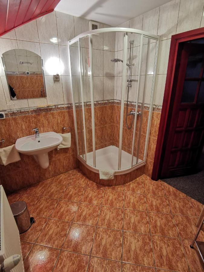 Dom Pod Tujami Bed and Breakfast Kraków Exteriör bild